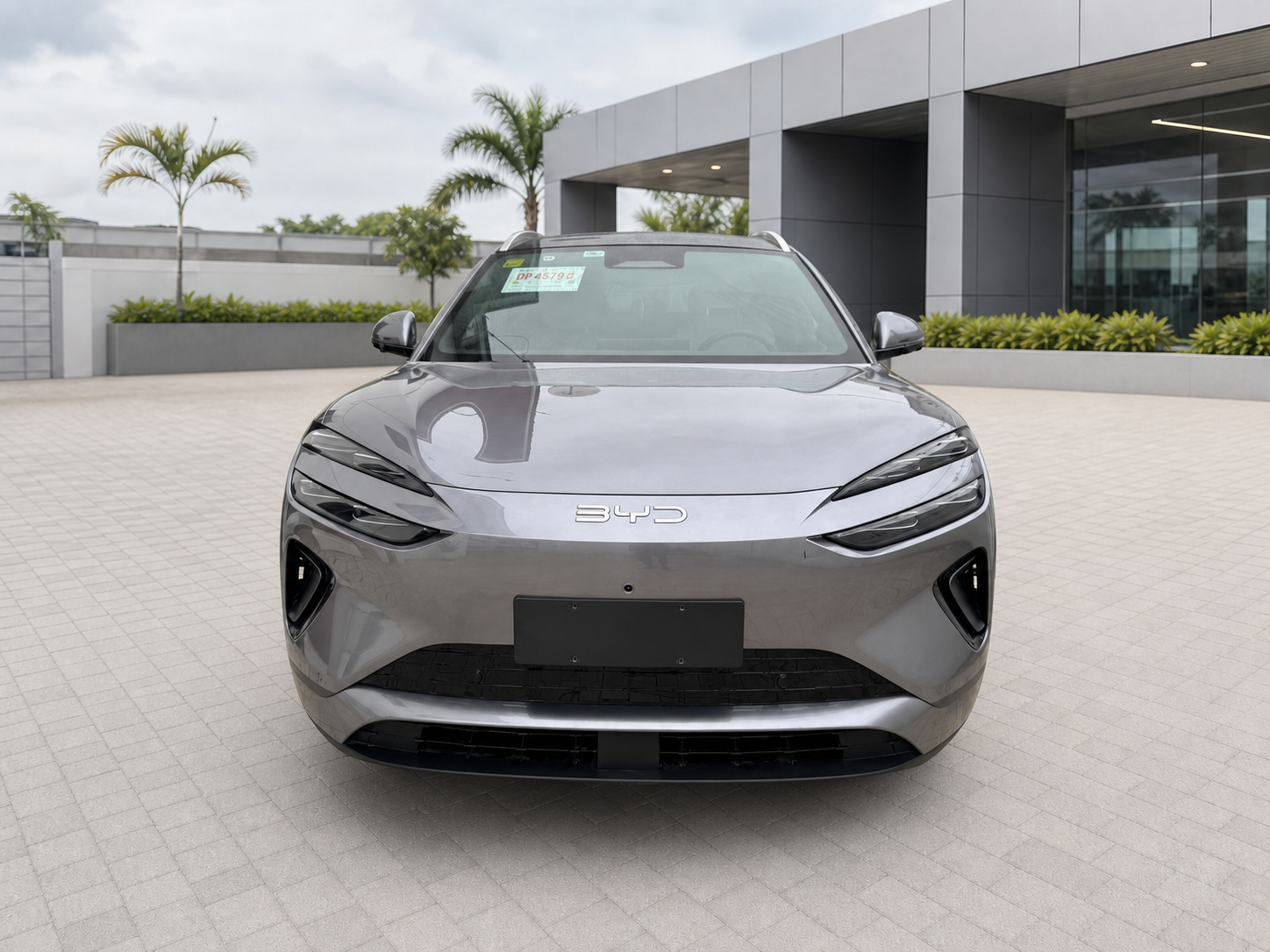 Front view of the graphite grey 2025 BYD Sealion 06
