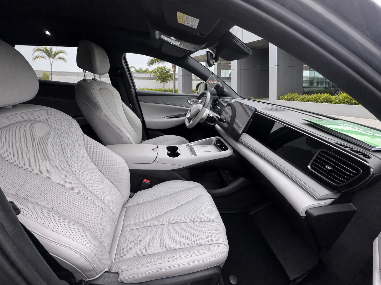 Light front interior of the graphite grey BYD Sealion 06