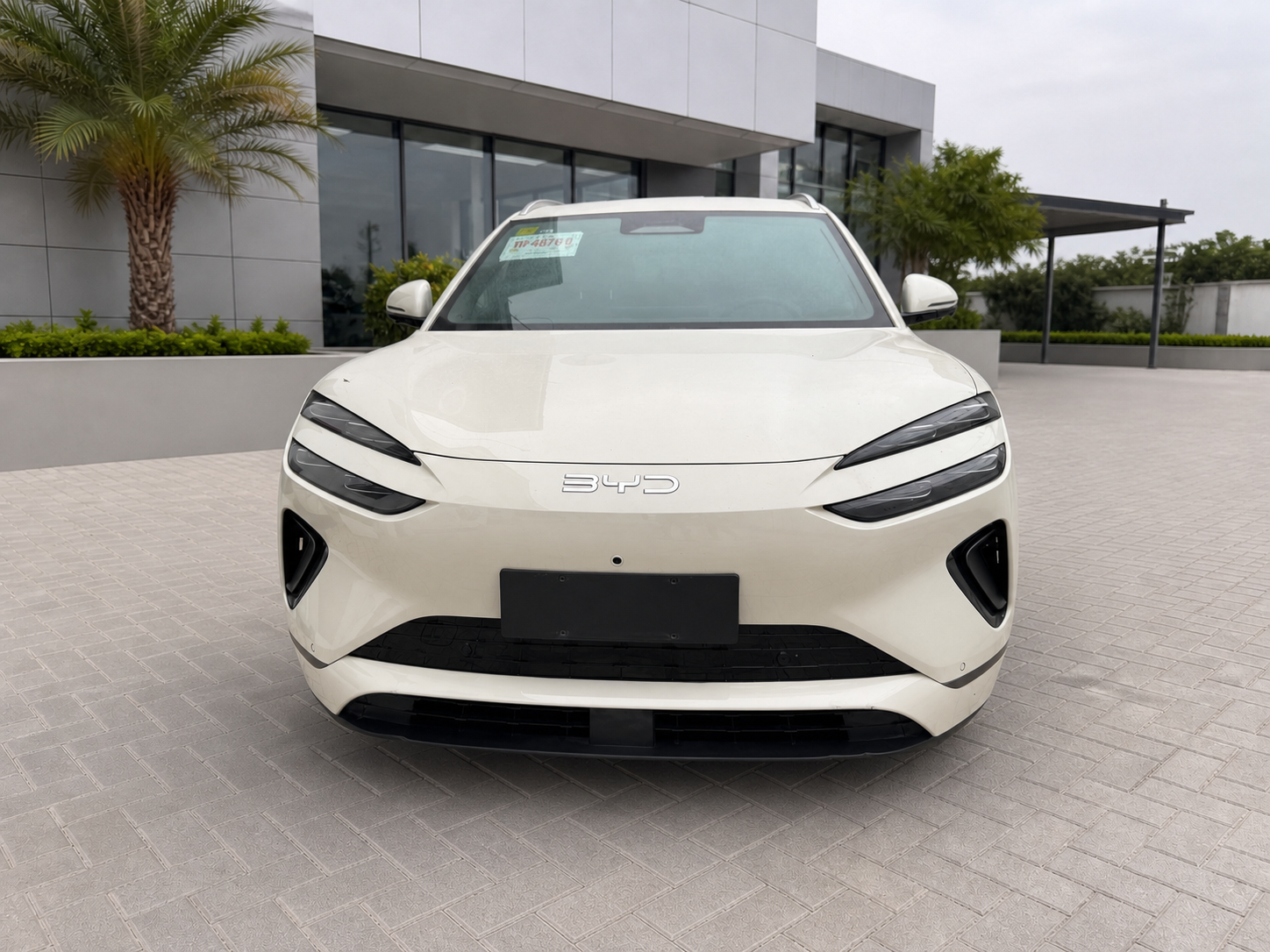 Front view of the pearl white 2025 BYD Sealion 06