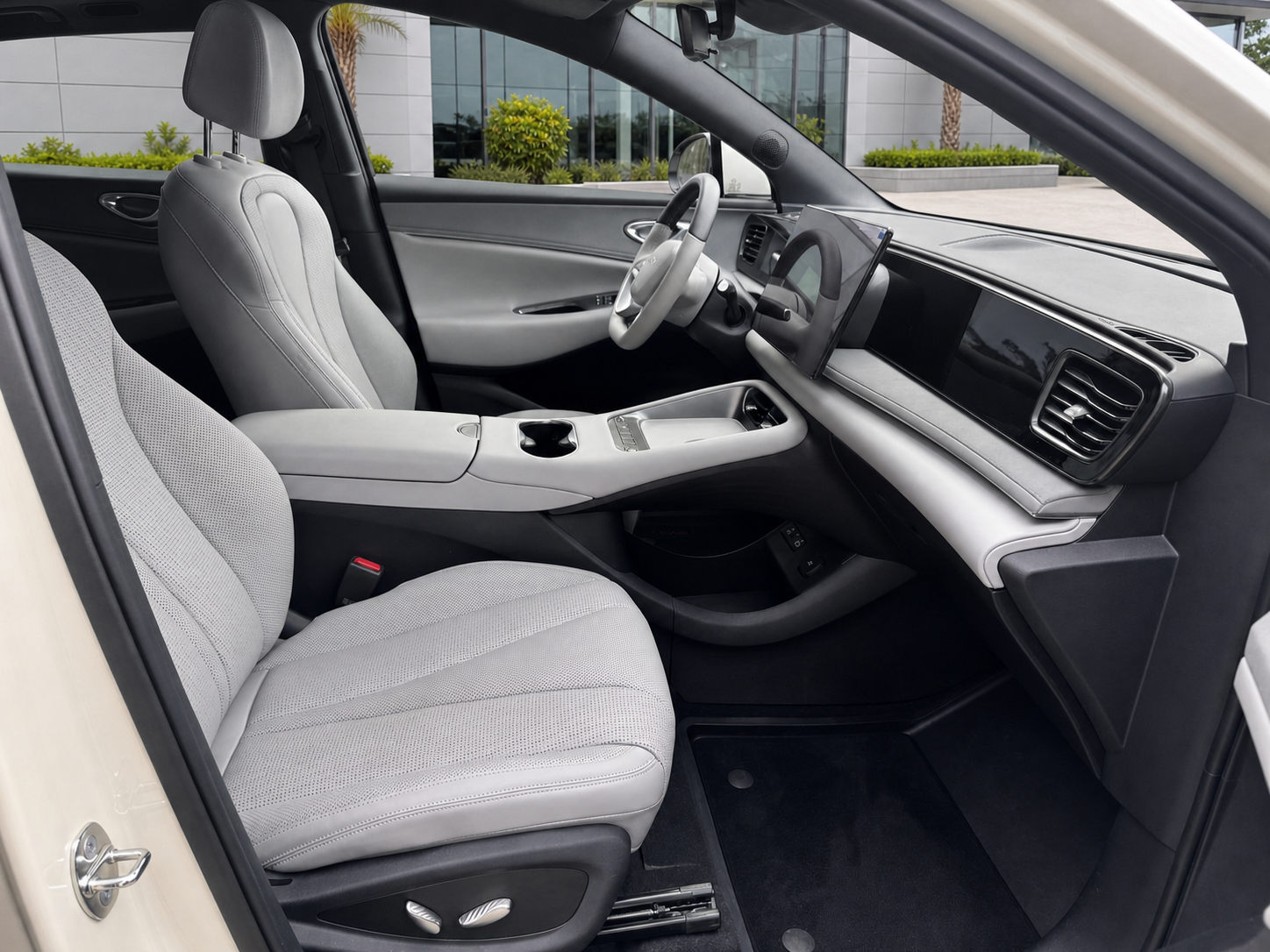 Light front interior of the pearl white BYD Sealion 06